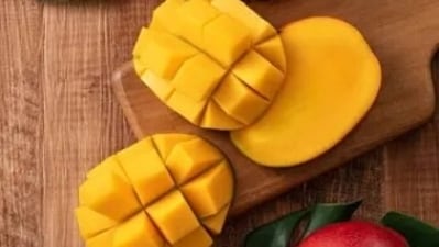 Mangoes: Rich in antioxidants, beta-carotene and Vitamin C, mangoes come with immunity-boosting capabilities. Green mangos contain more Vitamin C than red or yellow ones.&nbsp; (Unsplash)