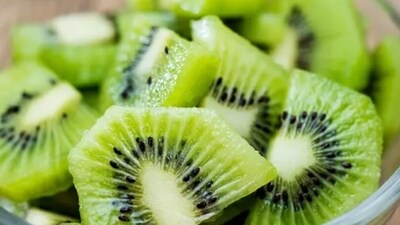 Kiwi: A powerful source of Vitamin C, Vitamin K and Vitamin E, Kiwi helps in maintaining healthy blood pressure, thereby reducing the risk of heart diseases and stroke.&nbsp; (Unsplash)