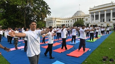People participate in yoga session on 9th International Yoga Day at Raj Bhavan in Kolkata. (Hindustan Times/ Samir Jana) People participate in yoga session on 9th International Yoga Day at Raj Bhavan in Kolkata. (Hindustan Times/ Samir Jana)