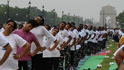 People perform Yoga on International day of Yoga at Kartavya path near India Gate in in New Delhi. (Hindustan Times/ Arvind Yadav) People perform Yoga on International day of Yoga at Kartavya path near India Gate in in New Delhi. (Hindustan Times/ Arvind Yadav)