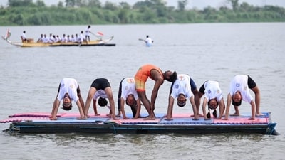 Students of water sports club from Sonia Vihar perform Yoga on Yamuna River on the occasion of World Yoga Day in New Delhi. (Hindustan Times/ Sanchit Khanna) Students of water sports club from Sonia Vihar perform Yoga on Yamuna River on the occasion of World Yoga Day in New Delhi. (Hindustan Times/ Sanchit Khanna)