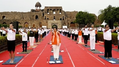 Minister of State for external affairs and culture Meenakshi Lekhi performing yoga with others on the occasion of International Yoga Day at Old Fort in New Delhi. (Hindustan Times/ Sanjeev Verma) Minister of State for external affairs and culture Meenakshi Lekhi performing yoga with others on the occasion of International Yoga Day at Old Fort in New Delhi. (Hindustan Times/ Sanjeev Verma)