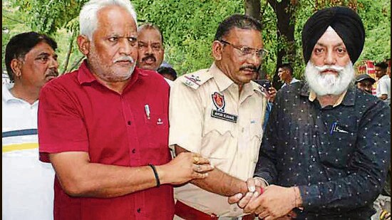 ASI Arun Kumar (in police uniform) arrested for accepting bribe by Vigilance Bureau officials in Ludhiana on Wednesday. (HT Photo)