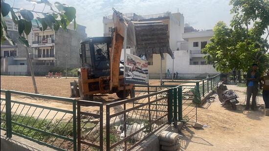 GMADA chief administrator Rajiv Kumar Gupta said the illegal hoardings were causing distraction while driving, resulting in road mishaps, besides being an eyesore. (HT Photo)
