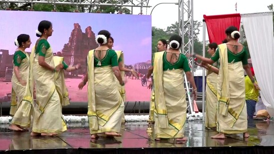 Women members of Indian diaspora perform a folk as they wait for PM Modi's arrival at Freedom Plaza in Washington DC.(PTI)