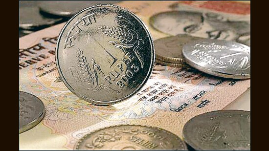 The employees said that the government is yet to implement the proposal to provide health insurance coverage of ₹10 lakh per employee. (iStock)