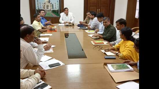 U.P. urban development and energy minister AK Sharma at a review meeting in Agra on Wednesday. (HT)