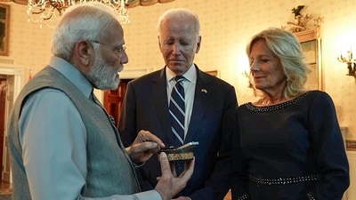 PM Modi gifted a lab-grown 7.5-carat green 'Made in India' diamond to Jill Biden. The diamond reflects earth-mined diamonds' chemical and optical properties and is certified by the Gemological lab, IGI.&nbsp;&nbsp; (PIB)