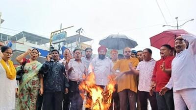 Congress leaders staging a protest in Dehradun on Thursday over the Kedarnath gold plating controversy. (HT photo) Congress leaders staging a protest in Dehradun on Thursday over the Kedarnath gold plating controversy. (HT photo)