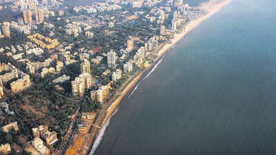Dhaval Shah, director of Andheri Lokandwala Oshiwara Citizens Association, said, “There are many places to make a lawn and garden. A beach is not an appropriate spot -- it is unheard of. The plan must be immediately revoked and PWD must speak with residents of Versova to understand if they need this at all.” (HT PHOTO)