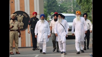 Harjinder Singh Dhami along with other members of SGPC coming out from Punjab Raj Bhavan after meeting Punjab governor Banwarilal Purohit in Chandigarh on Thursday. (Ravi Kumar/HT) Harjinder Singh Dhami along with other members of SGPC coming out from Punjab Raj Bhavan after meeting Punjab governor Banwarilal Purohit in Chandigarh on Thursday. (Ravi Kumar/HT)