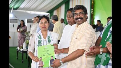 Jharkhand CM Hemant Soren distributes appointment letters to government recruits in Ranchi on Thursday. (HT Photo)