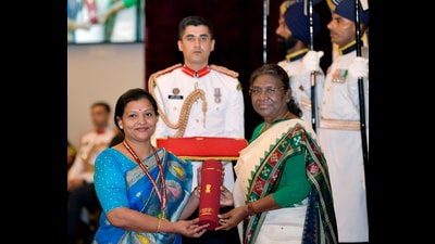 President Droupadi Murmu presents the award to Madhavi Rane Chikhale, Chief Nursing Officer from Mohali (Punjab), during the National Florence Nightingale Awards 2022 and 2023, at President House in New Delhi on Thursday. (ANI)