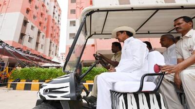 Telangana chief minister K Chandrasekhar Rao in a battery-operated vehicle inspecting housing units and facilities (HT Photo) Telangana chief minister K Chandrasekhar Rao in a battery-operated vehicle inspecting housing units and facilities (HT Photo)