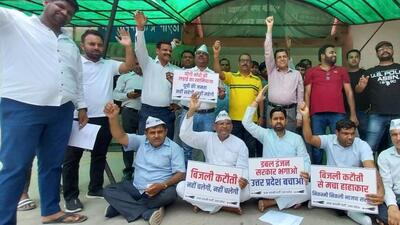 The Aam Aadmi Party (AAP) workers protest at the sub-divisional magistrate’s office in Sector 19 in Noida on Thursday. (HT Photo)