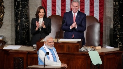 Prime Minister Narendra Modi arrives to address a joint meeting of Congress at the Capitol in Washington on Thursday. Vice President Kamala Harris and House Speaker Kevin McCarthy of Calif applaud. (AP) Prime Minister Narendra Modi arrives to address a joint meeting of Congress at the Capitol in Washington on Thursday. Vice President Kamala Harris and House Speaker Kevin McCarthy of Calif applaud. (AP)