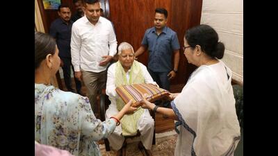 West Bengal cgief minister Mamata Banerjee meets RJD chief Lalu Prasad in Patna on Thursday. (Santosh Kumar/HT Photo) West Bengal cgief minister Mamata Banerjee meets RJD chief Lalu Prasad in Patna on Thursday. (Santosh Kumar/HT Photo)
