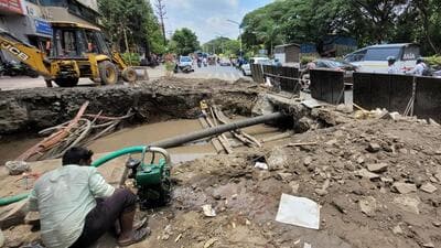 With the southwest monsoon delayed, the Pune Municipal Corporation (PMC) is continuing with its road- digging and tarring works across the city. (PRATHAM GOKHALE/HT) With the southwest monsoon delayed, the Pune Municipal Corporation (PMC) is continuing with its road- digging and tarring works across the city. (PRATHAM GOKHALE/HT)
