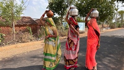 Women walk as they carry pitchers filled with drinking water on a hot summer afternoon in Lalitpur, Uttar Pradesh, on June 17. (AP) Women walk as they carry pitchers filled with drinking water on a hot summer afternoon in Lalitpur, Uttar Pradesh, on June 17. (AP)