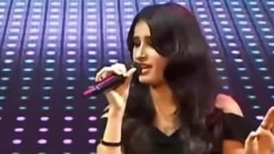Rasha Tandon singing on stage at an event. Rasha Tandon singing on stage at an event.