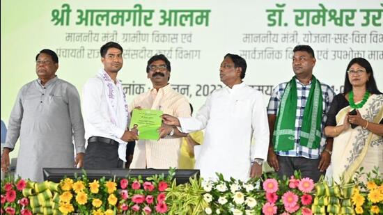 Jharkhand CM handed out appointment letters to government recruits. (HT photo)