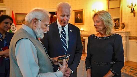 PM Modi also gifted a Kashmiri exquisite 'papier mache' box in which the green diamond is placed.&nbsp;(PTI)