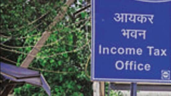 The I-T teams carried out searches at Boring Road in Patna, Begusarai, Noida, Ghaziabad, Kolkata and Odisha. (HT Photo)