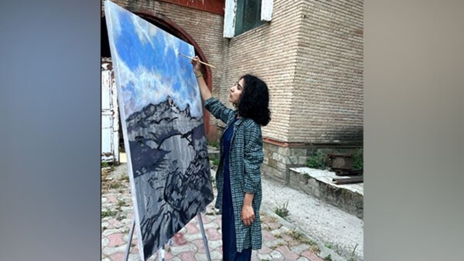 Shah Ifra: A talented young artist celebrating Kashmiri culture through art - Vimarsana News