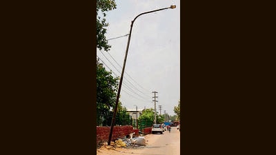 A slanting streetlight pole in Ludhiana on Friday. (HT Photo) A slanting streetlight pole in Ludhiana on Friday. (HT Photo)