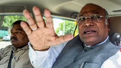 New Delhi, May 30 (ANI): Congress President Mallikarjun Kharge speaks to the media as he leaves after meeting with President Droupadi Murmu over Manipur violence, in New Delhi on Tuesday. (ANI Photo) (Amit Sharma) New Delhi, May 30 (ANI): Congress President Mallikarjun Kharge speaks to the media as he leaves after meeting with President Droupadi Murmu over Manipur violence, in New Delhi on Tuesday. (ANI Photo) (Amit Sharma)