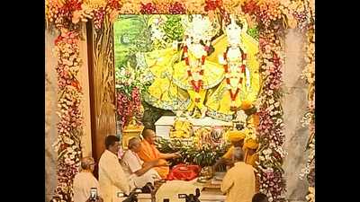 Chief minister offering prayers at Bhagwat Bhavan, Sri Krishna Janmbhoomi in Mathura. (File)