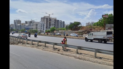 Despite residential colonies on both sides of the highway, there is no safe passage for pedestrians to cross the road safely. (PRATHAM GOKHALE/ HT) Despite residential colonies on both sides of the highway, there is no safe passage for pedestrians to cross the road safely. (PRATHAM GOKHALE/ HT)