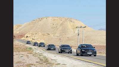 Highways in Jordan are more or less smooth but are sprinkled with rough patches and some nasty potholes, which the E-Class stoically soaks up. Highways in Jordan are more or less smooth but are sprinkled with rough patches and some nasty potholes, which the E-Class stoically soaks up.