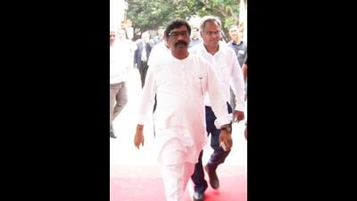 Jharkhand chief minister Hemant Soren arrives to attend the Opposition parties meeting in Patna on Friday. (Santosh Kumar/HT Photo)
