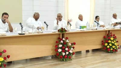 Opposition leaders including Rahul Gandhi, Mallikarjun Kharge, Mamata Banerjee, Lalu Prasad Yadav in Patna, Bihar on Friday. Opposition leaders including Rahul Gandhi, Mallikarjun Kharge, Mamata Banerjee, Lalu Prasad Yadav in Patna, Bihar on Friday.