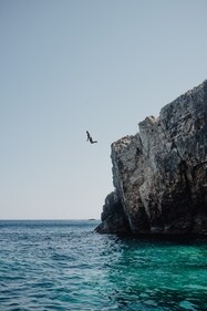 Plunging from towering cliffs, Acapulco's death-defying cliff diving offers an adrenaline rush like no other. (Severin Demchuk on Unsplash) Plunging from towering cliffs, Acapulco's death-defying cliff diving offers an adrenaline rush like no other. (Severin Demchuk on Unsplash)