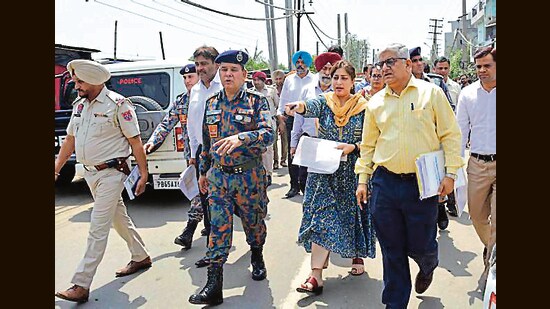 Members of NGT investigating the gas leak spot in Sua Road in Giaspura area in Ludhiana. (HT Photo)
