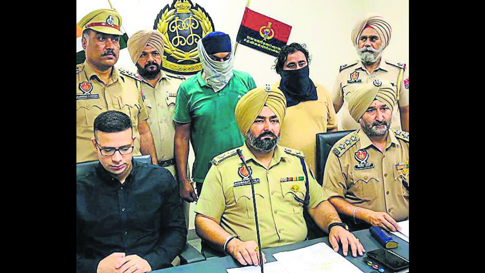 Ludhiana: 2 held for duping people posing as police officers - Vimarsana News
