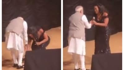 Mary Millben touched PM Modi's feet after singing Jana Gana Mana Mary Millben touched PM Modi's feet after singing Jana Gana Mana
