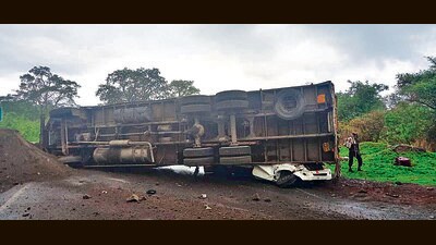 Police informed that a speeding truck headed towards Mumbai via the old Pune-Mumbai highway rammed a pick-up truck after the driver lost control of the vehicle. (HT PHOTO)
