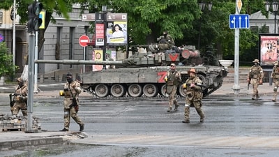 Fighters of Wagner private mercenary group cross a street as they get deployed near the headquarters of the Southern Military District in the city of Rostov-on-Don, Russia, June 24, 2023. REUTERS/Stringer     TPX IMAGES OF THE DAY (REUTERS)