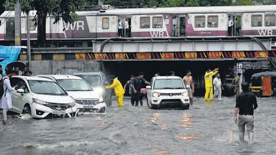 Waterlogging after heavy rainfall, at Andheri in Mumbai on Saturday. (Vijay Bate/HT Photo) Waterlogging after heavy rainfall, at Andheri in Mumbai on Saturday. (Vijay Bate/HT Photo)
