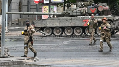 “Did Wagner fighters stop for coffee on their way into the Rostov MOD headquarters?” another Twitter user questioned, sharing a photograph sourced to NYT. (Twitter/@anneapplebaum) “Did Wagner fighters stop for coffee on their way into the Rostov MOD headquarters?” another Twitter user questioned, sharing a photograph sourced to NYT. (Twitter/@anneapplebaum)