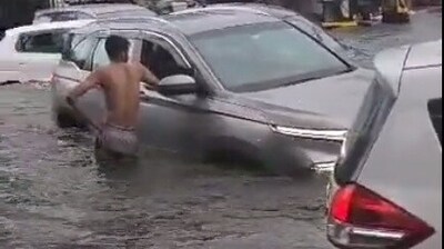 Several vehicles are stuck in the waterlogged subway in Mumbai's Andheri. Several vehicles are stuck in the waterlogged subway in Mumbai's Andheri.