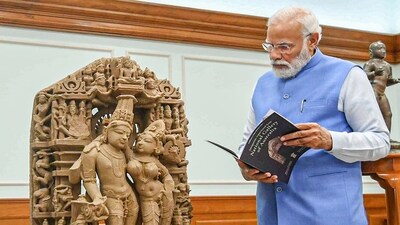 Prime Minister Narendra Modi inspects antiquities that have returned from Australia, in New Delhi. (File) Prime Minister Narendra Modi inspects antiquities that have returned from Australia, in New Delhi. (File)