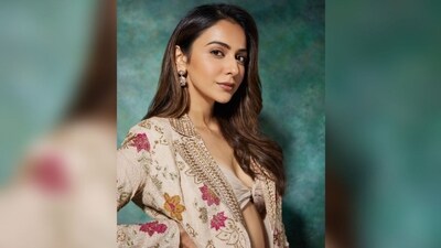 Assisted by make up artist Salim sayed, Rakul got decked up in nude eyeshadow, winged eyeliner, mascara-coated lashes, contoured cheeks with a hint of blush, and a glossy nude lipstick. (Instagram/@rakulpreet) Assisted by make up artist Salim sayed, Rakul got decked up in nude eyeshadow, winged eyeliner, mascara-coated lashes, contoured cheeks with a hint of blush, and a glossy nude lipstick. (Instagram/@rakulpreet)
