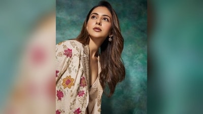 With the assistance of hair stylist Aliya Shaik, Rakul kept her luscious tresses open, styled with a side partition, allowing them to gracefully cascade down her shoulders, adding a touch of allure to her overall look. (Instagram/@rakulpreet) With the assistance of hair stylist Aliya Shaik, Rakul kept her luscious tresses open, styled with a side partition, allowing them to gracefully cascade down her shoulders, adding a touch of allure to her overall look. (Instagram/@rakulpreet)