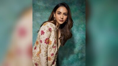 Fashion stylist Anshika Verma added the finishing touches to Rakul's look by accessorising it with a pair of intricately detailed drop earrings. (Instagram/@rakulpreet) Fashion stylist Anshika Verma added the finishing touches to Rakul's look by accessorising it with a pair of intricately detailed drop earrings. (Instagram/@rakulpreet)