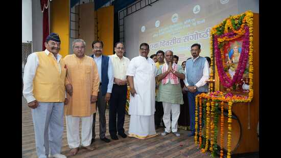 Former district magistrate of Jhansi Ajay Shankar Pandey (centre) with members of Akhil Bharatiya Itihas Sankalan Yojana and others from the Bundelkhand University at the conference. (HT PHOTO)