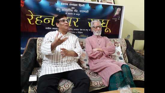 Noted litterateur Prof Kashinath Singh (right) at an event in Varanasi on June 24. (HT photo)